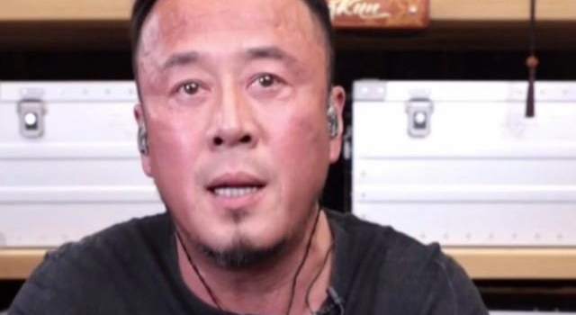 48岁杨坤当主播卖货，疑似醉酒后直播惹争议，满面通红状态差