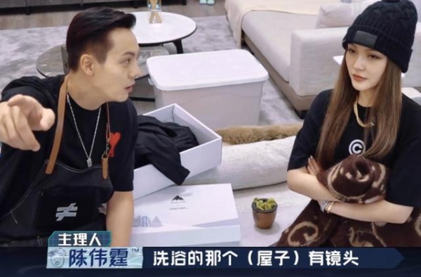 陈伟霆告诉周扬青卫生间有镜头，她的回应，比女明星还霸气