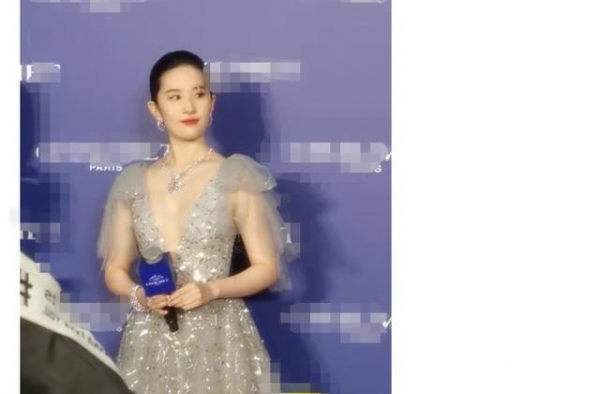 刘亦菲生图曝光，穿V领秀蜂腰好身材，却被批身材健硕胳膊太粗？