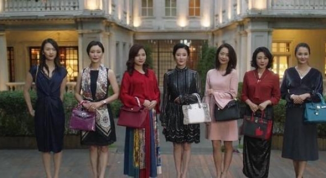 百亿富婆章泽天合影镶边，C位万宝宝被称中国第一名媛，家世惊人