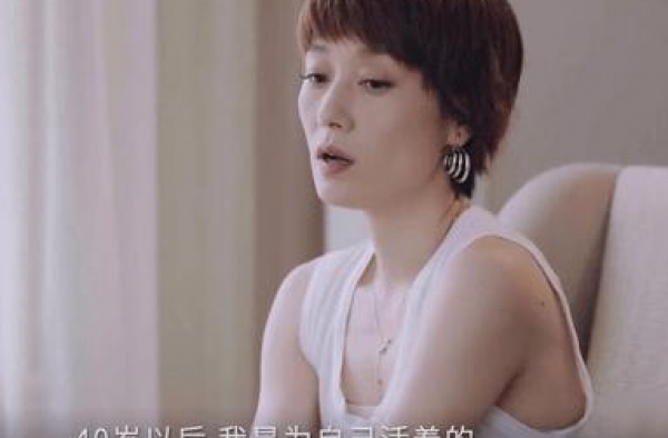 马伊琍在片场吞云吐雾似老烟枪，郭德纲都曾劝她少抽，对孩子不好