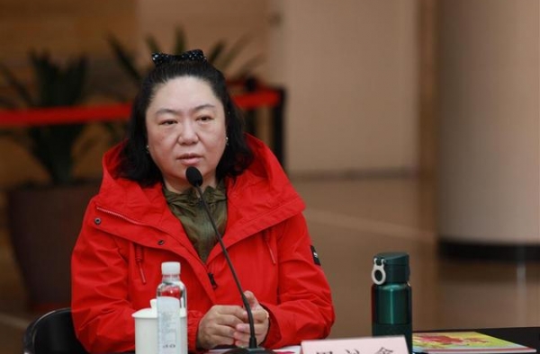 今天，这位女导演成为中国国家话剧院院长，她与无数明星合作过
