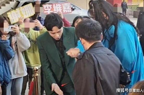 快生产？娱记曝谢娜因二胎常吐到很难录节目，年底晚会已基本推掉