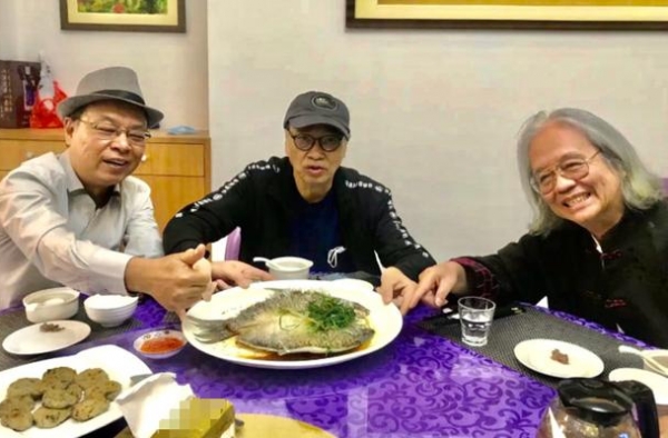 67岁吴孟达瘦脱相，脖子脸挂不住肉，《流浪地球》吊钢丝差点走