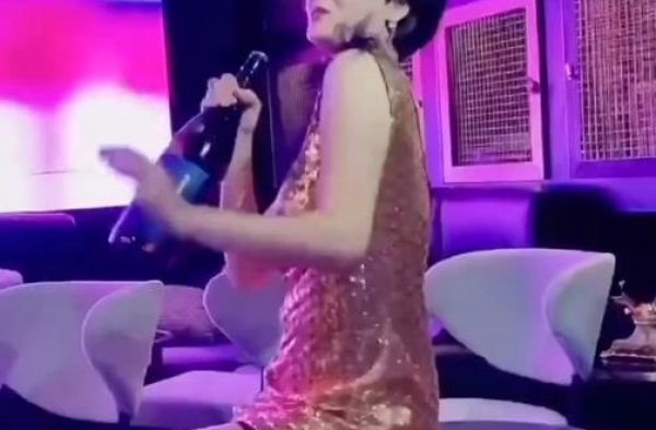 57岁夏文汐罕露面，腰间赘肉显现好身材不再，屡传姐弟恋绯闻