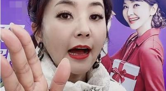 46岁方琼脸浮肿褶子多，嫁电视台高层低调生子，从央视两进两出