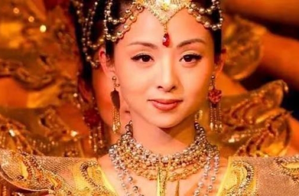 还记得“千手观音”的领舞邰丽华吗？她44岁还是这么美啊