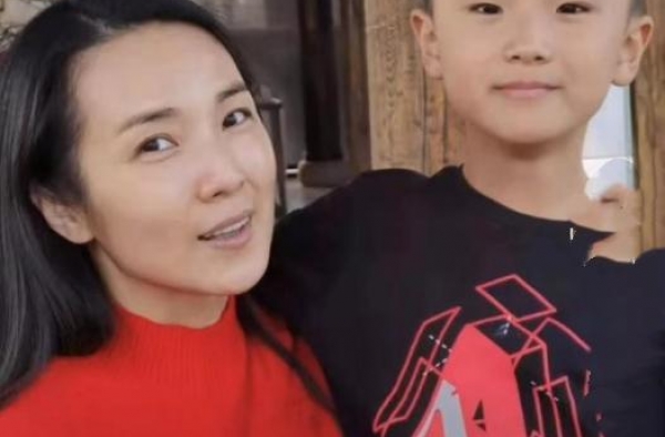 央视名嘴管彤私下素颜曝光，面色暗黄认不出，穿秋衣出镜太朴素