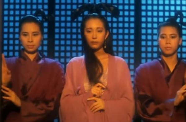 曾经的＂小青＂你还记得吗？独居豪宅，却因脸变形被骂怪物