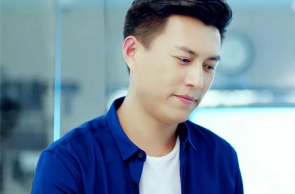 靳东隐藏了44年的身份曝光，原来演员只是副业，真是深藏不露