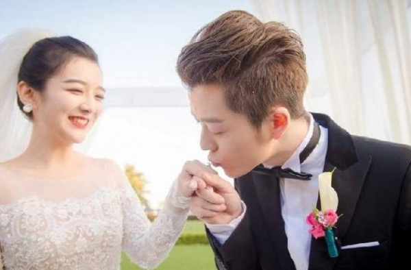 港媒传张丹峰离婚，两月前为洪欣庆生，事业过气，上小卫视真人秀