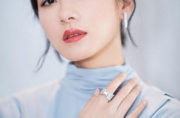 红毯上尬舞第一人，演技在线却不温不火，好人缘男女通吃