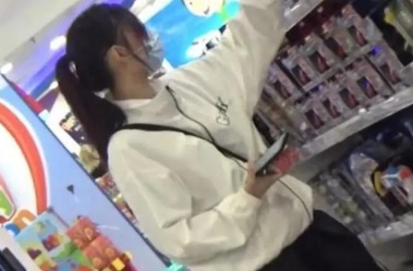 张柏芝逛商场拼命扫货！全身挂满大小购物袋，模样太狼狈不顾形象