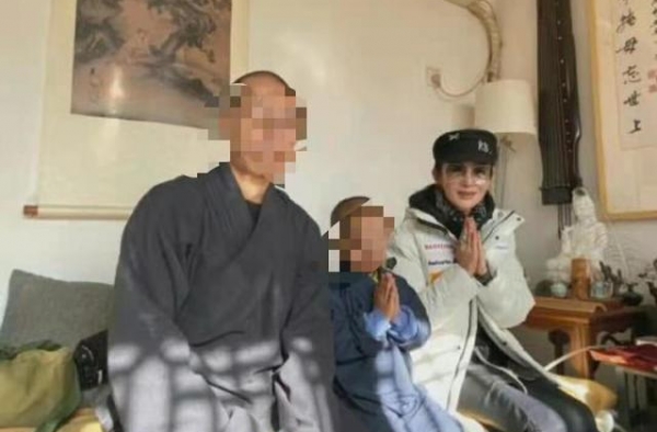 52岁张敏现身少林寺，素颜出镜面容消瘦，“筷子腿”引担忧
