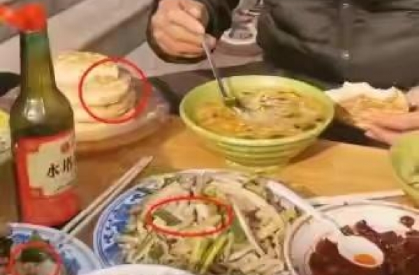 63岁冯巩太接地气！坐街头吃路边摊 热情与粉丝合影无偶像包袱