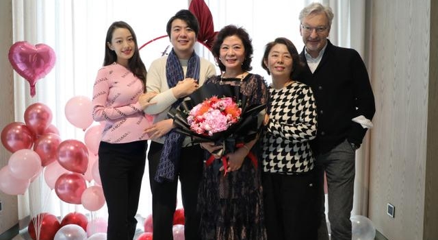 吉娜疑似已知孩子性别，婆婆满面红光心情好，抱上大孙子美滋滋？