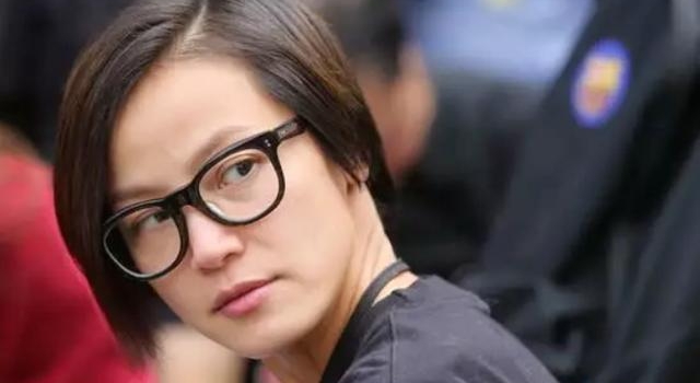 “港独”艺人何韵诗坚持留在香港写歌，网友：她没筹够钱