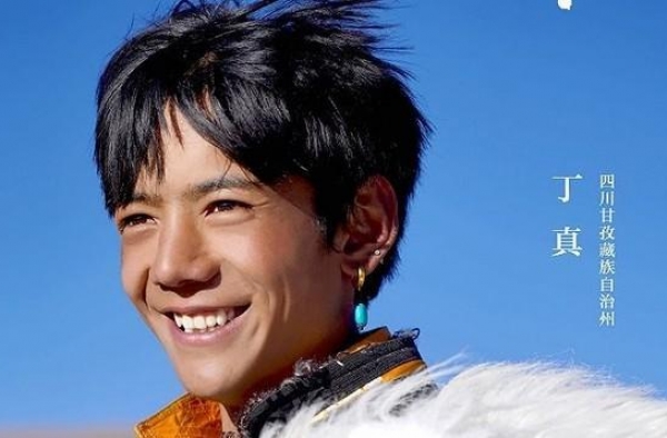央视少儿新年歌声即将唱响，女版小“丁真”深情演唱