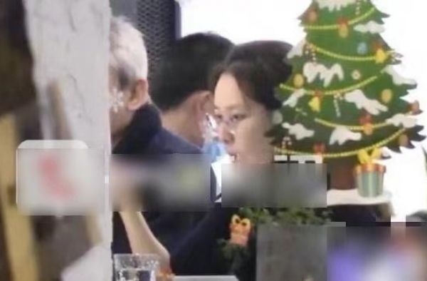 徐克情侣约会被偷拍，小30岁女友不施粉黛气质斐然，像变了个人