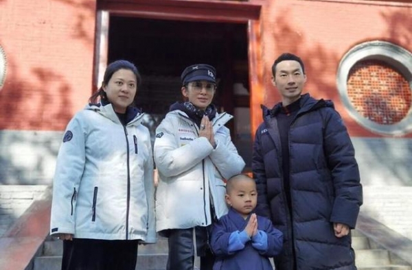 52岁女神张敏如今瘦骨如柴 双腿纤细似“骷髅”