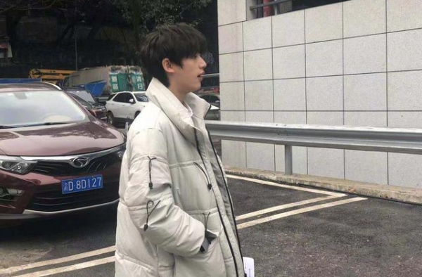 丁程鑫张真源参加艺考路透 考后晒合照表情轻松
