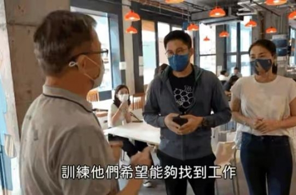 宠妻狂魔！郭晶晶学做咖啡一次成功，霍启刚一脸崇拜如迷弟
