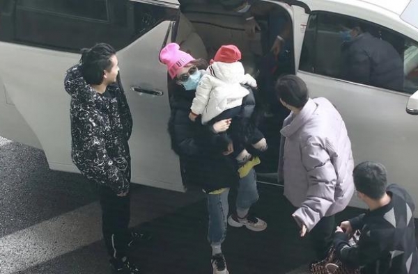 章子怡抱胖儿子下车被累垮！戴粉帽子好少女，大女儿气场足更抢眼