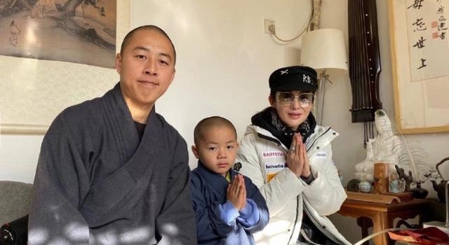 张敏现身少林寺，素颜面无血色腿细似竹竿，骨瘦如柴戴骷髅头戒指