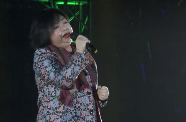 42岁李琼变油腻大妈，成名作《山路十八弯》唱破音，走红全靠爸