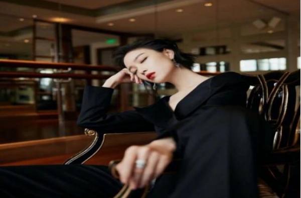 倪妮现身新电影首映礼，穿深V炫出锁骨，实力抢镜