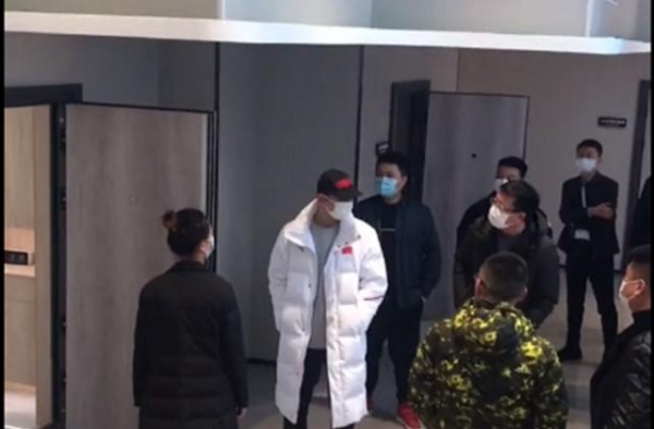 张继科低调看房随行超十人，一套复式房才五十万，太便宜引感叹