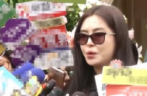 55岁王祖贤被传出家，面对镜头哽咽落泪，退圈16年仍孤身一人