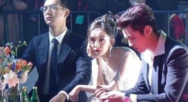 杨幂被指冷落赵丽颖？同座全程无交流，与吴亦凡打闹后又偷瞄对方