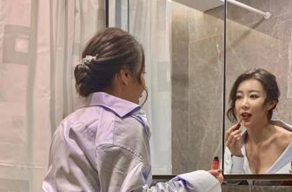 30岁港姐陈婉衡大玩下衣失踪！穿大码男士衬衫，事业线若隐若现