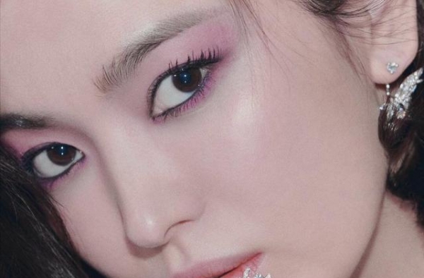 活久见，宋慧乔浓妆居然变美了？最新造型好霸气，转型成功变女王