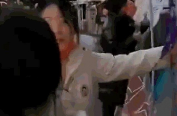 李现吴亦凡粉丝场馆外掐架，拎金属管吓人，正主同坐一桌谈笑风生