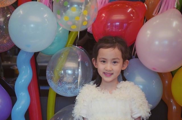 黄磊女儿生日现场曝光，多多浓妆穿吊带抢镜，14岁身高超过成人