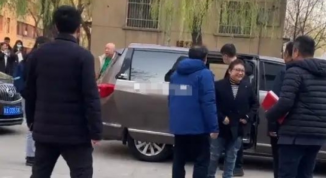 49岁韩红近照曝光，低调现身活动，身材暴瘦引人担忧