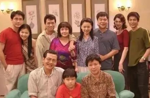 不舍！康伯康婶要离开《外来媳妇本地郎》剧组了！
