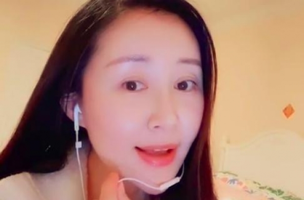 舒畅近照僵硬不自然，脸部被嘲硅胶感，出道28年如今无戏可拍