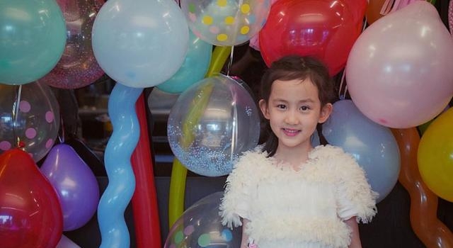 黄磊小女儿生日照曝光，14岁多多穿吊带裙涂大红唇，尽显成熟