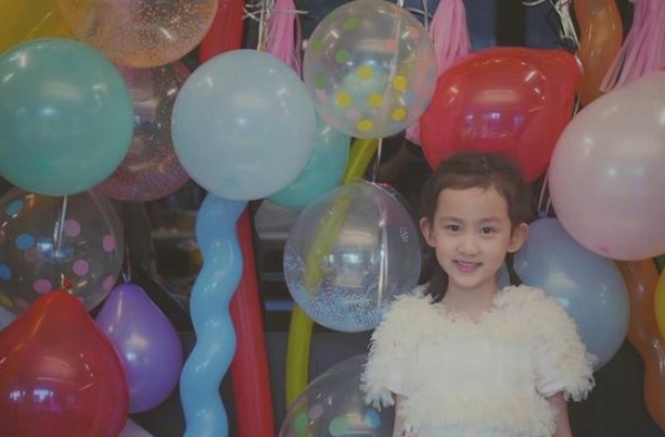 黄磊二女儿7岁生日照曝光！穿白裙扎辫子稳赢多多，首拍大片惊艳
