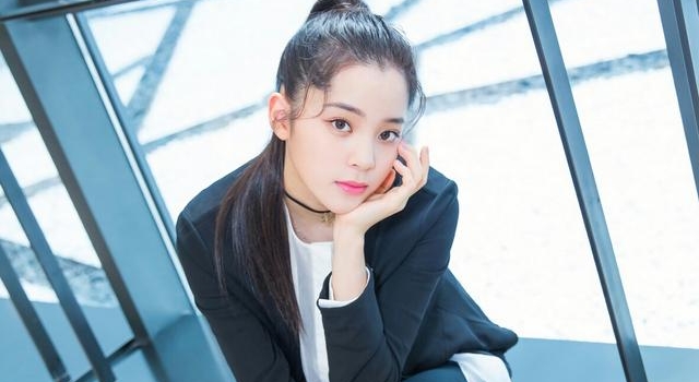 欧阳娜娜卖惨翻车？直言年轻艺人压力太大，被吐槽挣钱时咋不抱怨