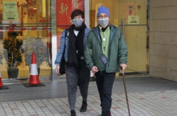 71岁刘松仁被拍拄拐出行，疑似中风后留下后遗症？