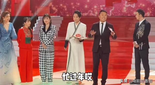 李玉刚独自在家玩无聊游戏，遭围观嘲讽：在谐星道路上越走越远