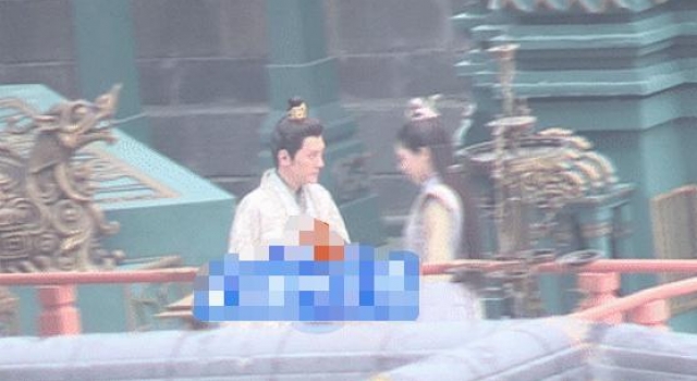 冯绍峰新剧路透曝光，瘫坐片场不修边幅，被疑步入中年危机？