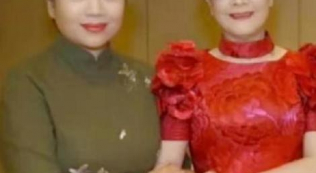 76岁李谷一工作近照曝光，腰身不见一丝赘肉，穿紧身裙气场太强