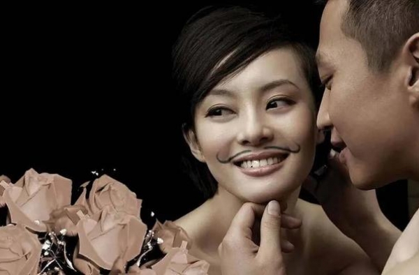 邓超“五体投地”，狂赞孙俪书法作品：好的婚姻，都懂得捧场