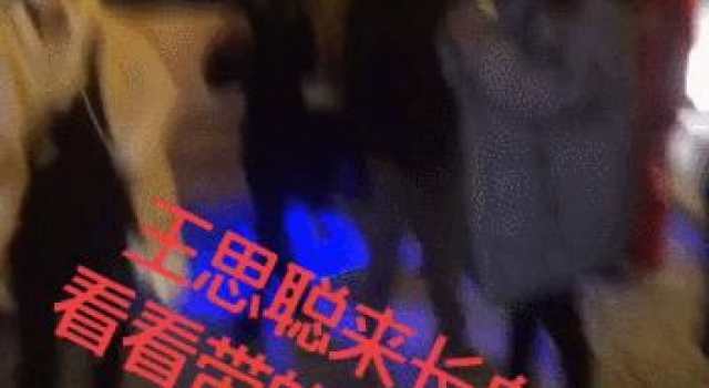 王思聪戴情侣帽秀恩爱，与一客车美女滑雪，曾表示自己是不婚主义