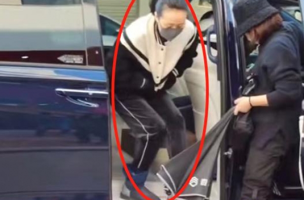 46岁王艳素颜露面，发际线太高眉毛只有一半，眼泡浮肿显老态